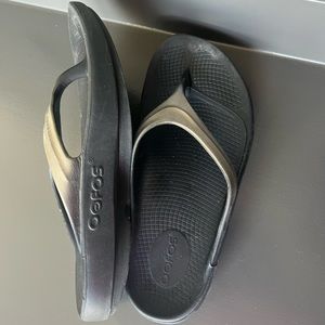 Oofos Size 8